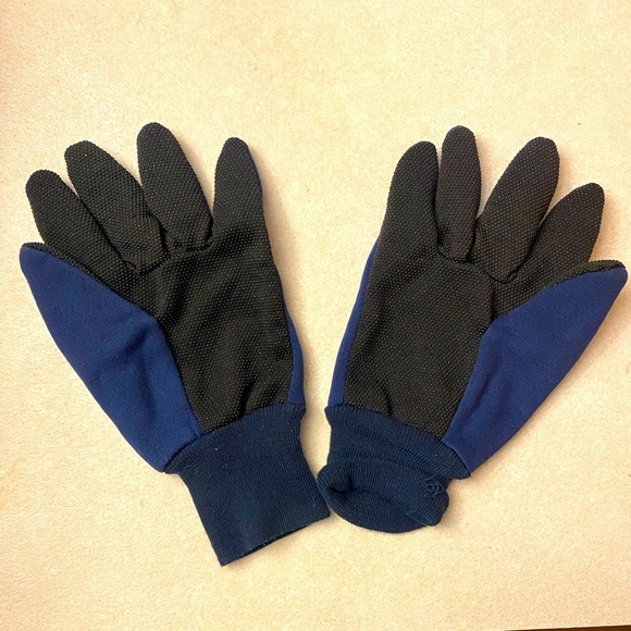 University of Michigan (UofM) Lager Gloves w/Dot-Patterned Grip Gloves, GUC - Picture 2 of 2